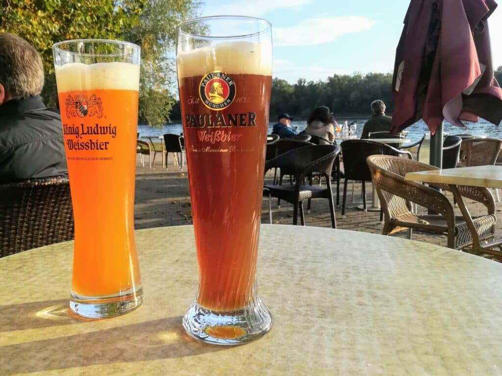 What is the difference between Weissbeer and lager?